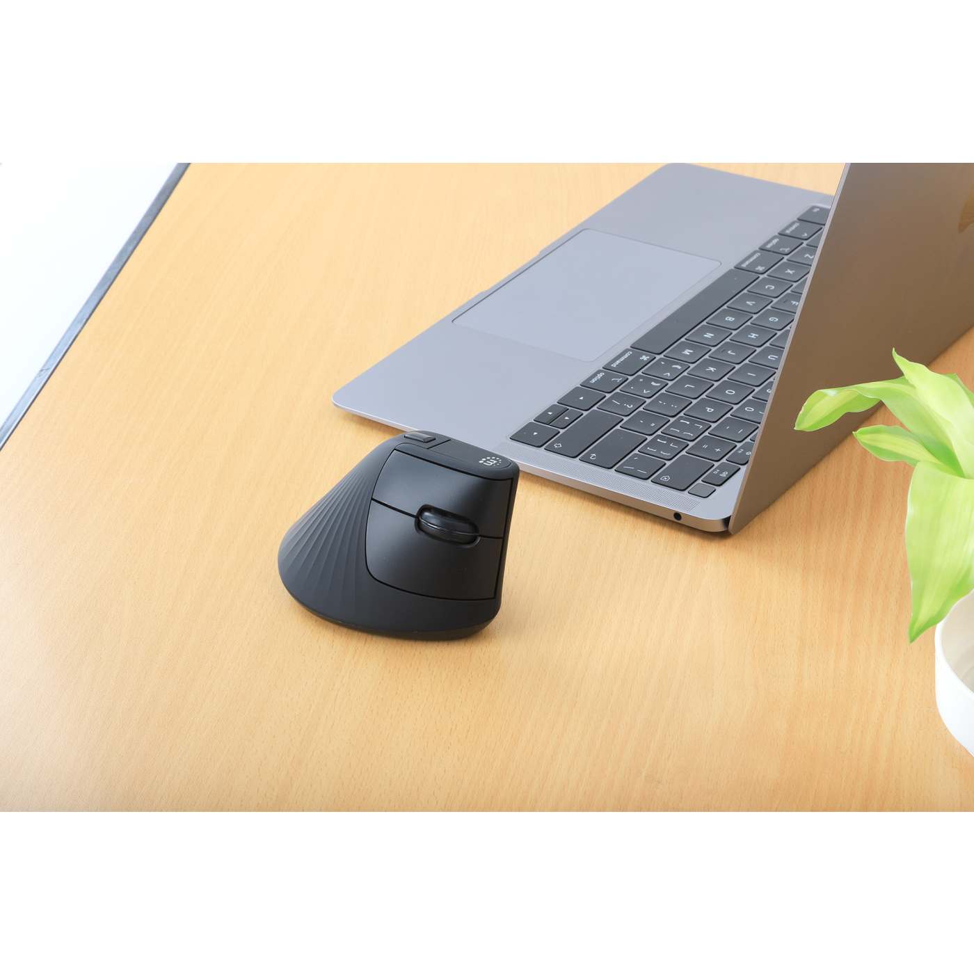 Vertical Ergonomic Wireless USB Mouse Image 5